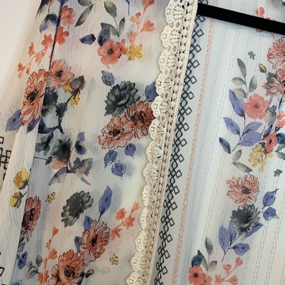 Women’s Floral & Lace Swim Cover up - M/L - Picture 5 of 5